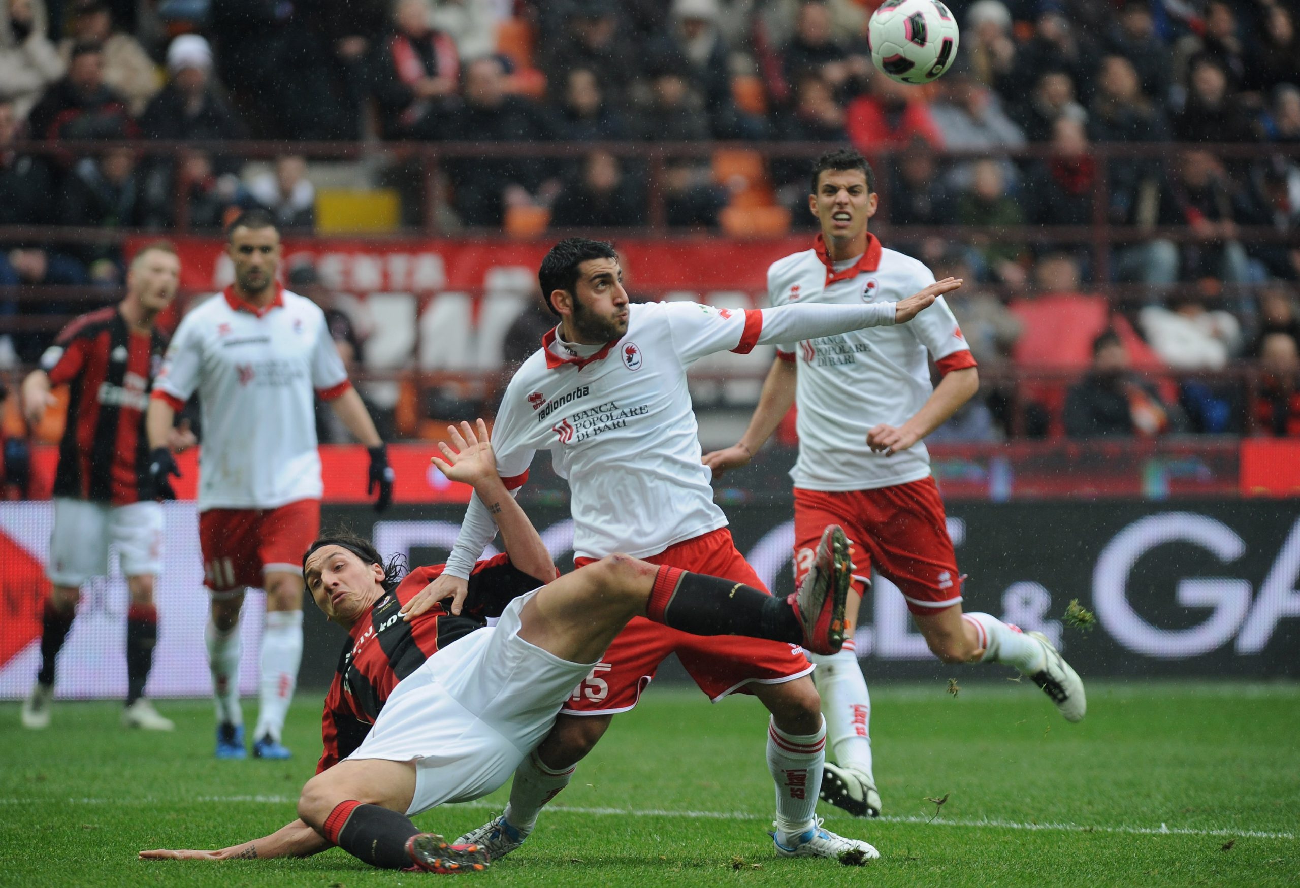Il Bari sfiderà il Milan a San Siro: ricordate l'ultima volta?