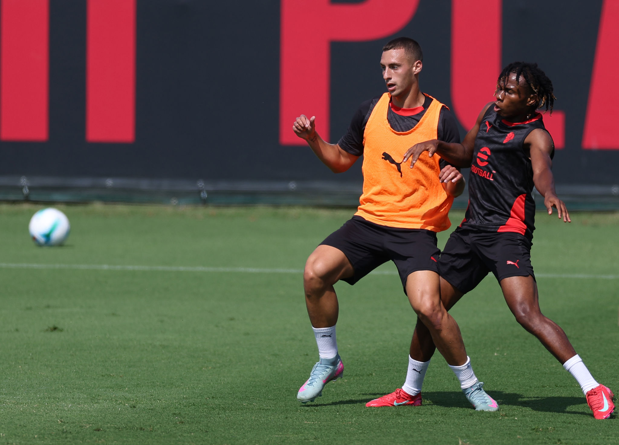 Milan in difficoltà: il mercato dei terzini preoccupa in vista del Bari