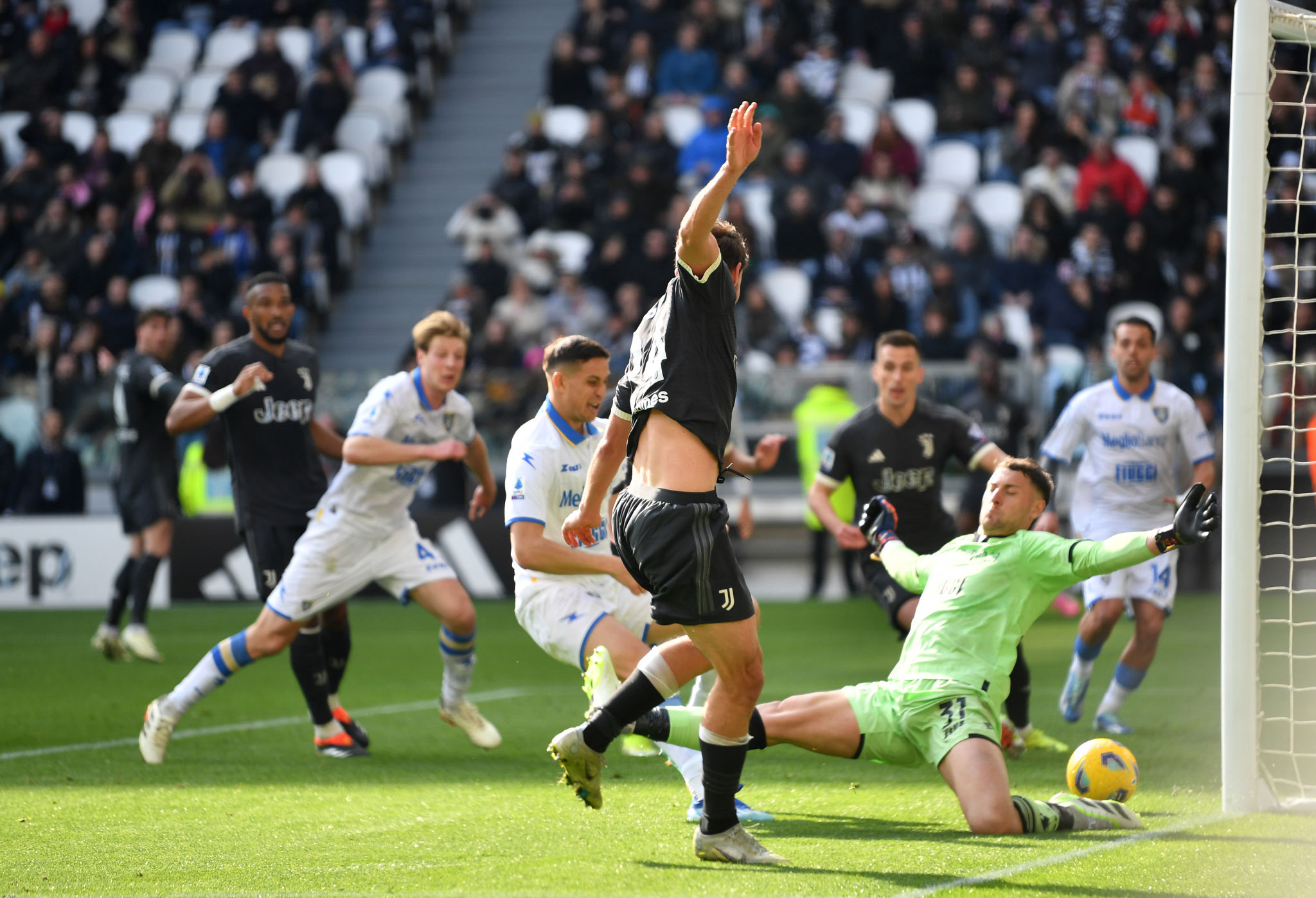 Cerofolini, chi è il nuovo portiere del Bari: dall’amicizia con Buongiorno all’esordio in A
