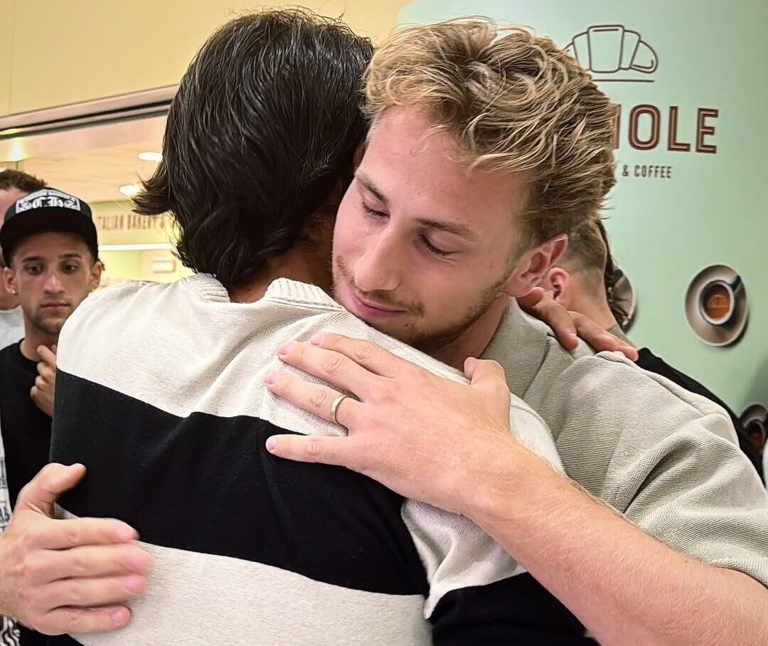 Il Bari accoglie Verreth: l’abbraccio dei compagni di squadra al rientro in città