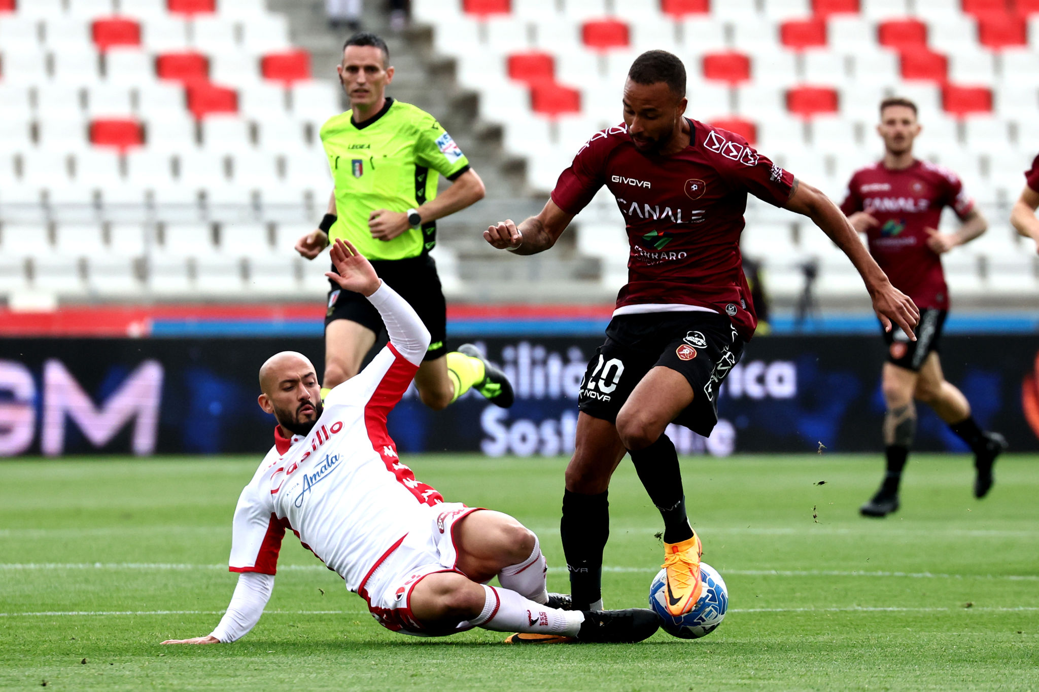 Benali saluta i tifosi dopo l’allenamento: si trasferirà alla Virtus Entella