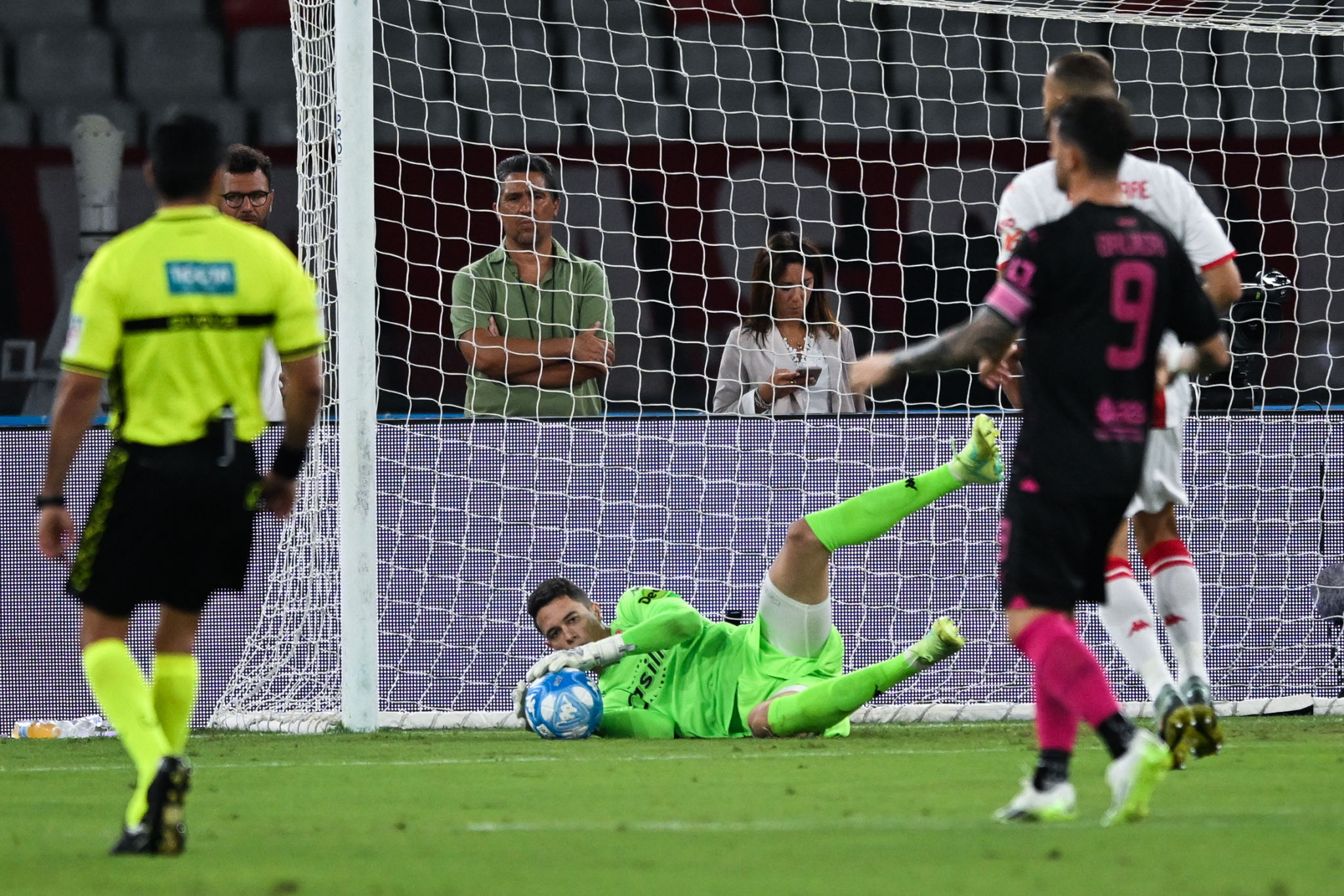 Clamoroso errore di Brenno in Brasile: l’ex portiere del Bari beffato dall’attaccante