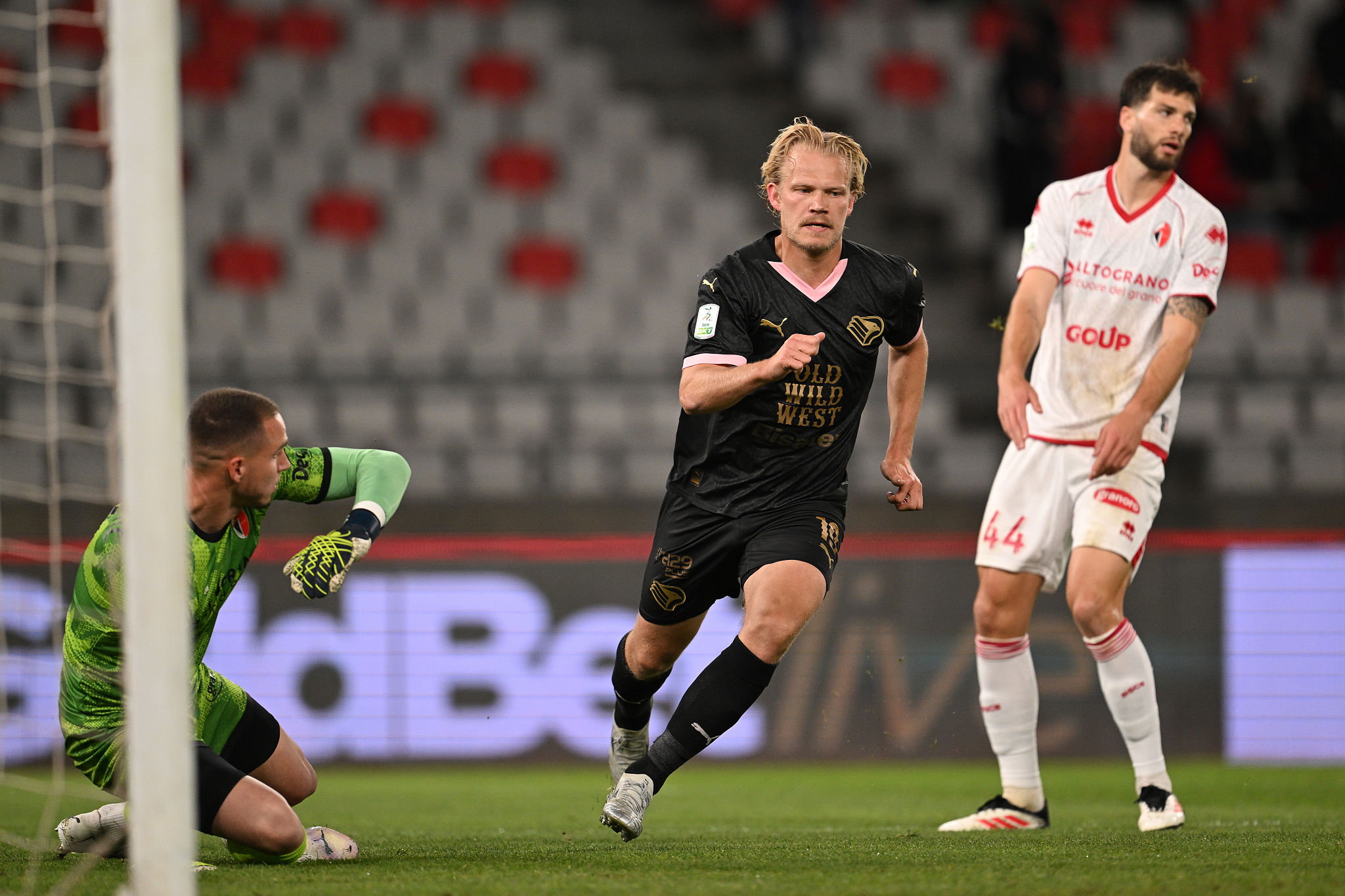 Fumogeni in campo, multa per il Bari. La decisione del Giudice Sportivo