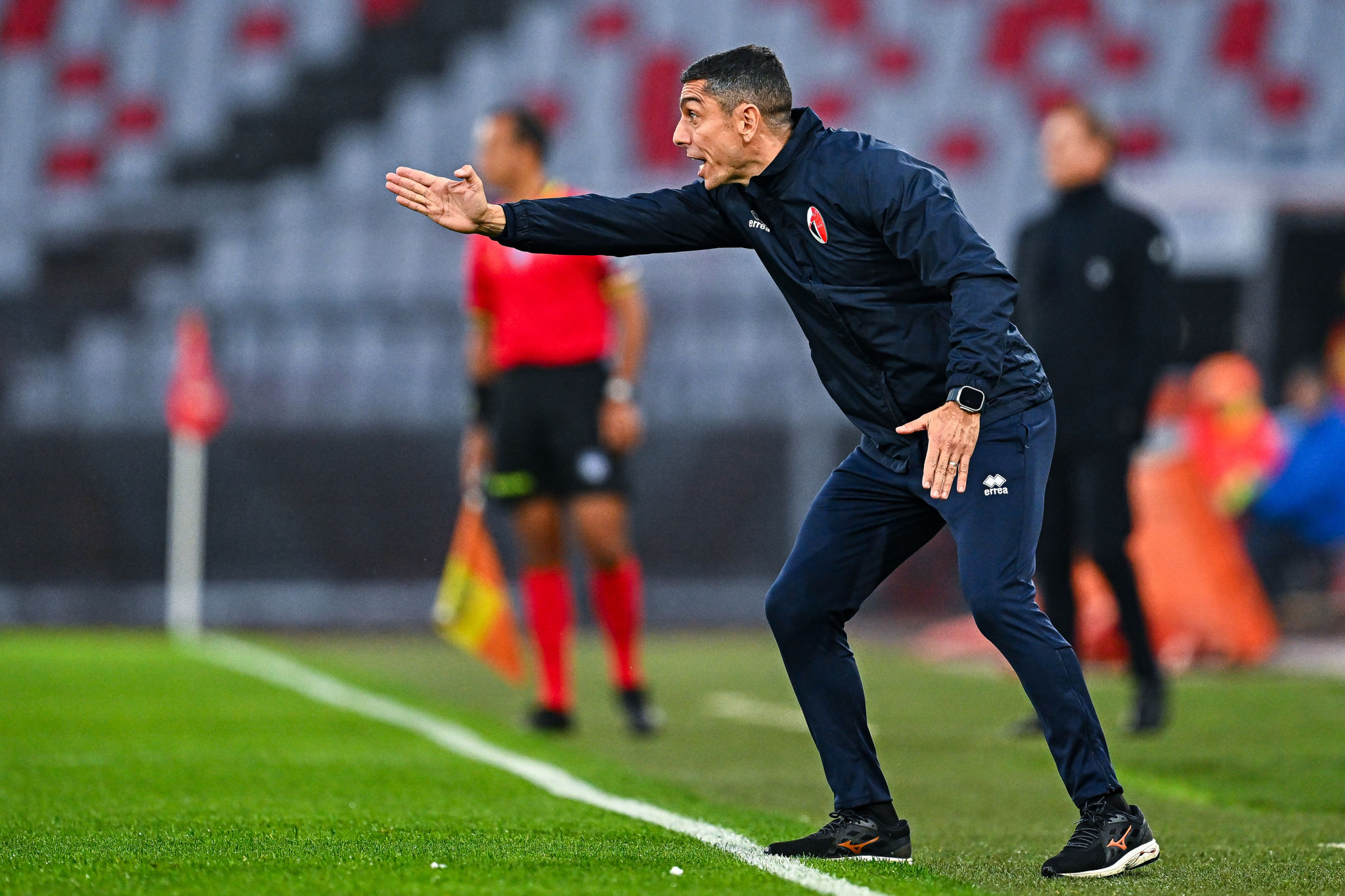 Tre allenatori a libro paga per il Bari: spunta un retroscena su Longo