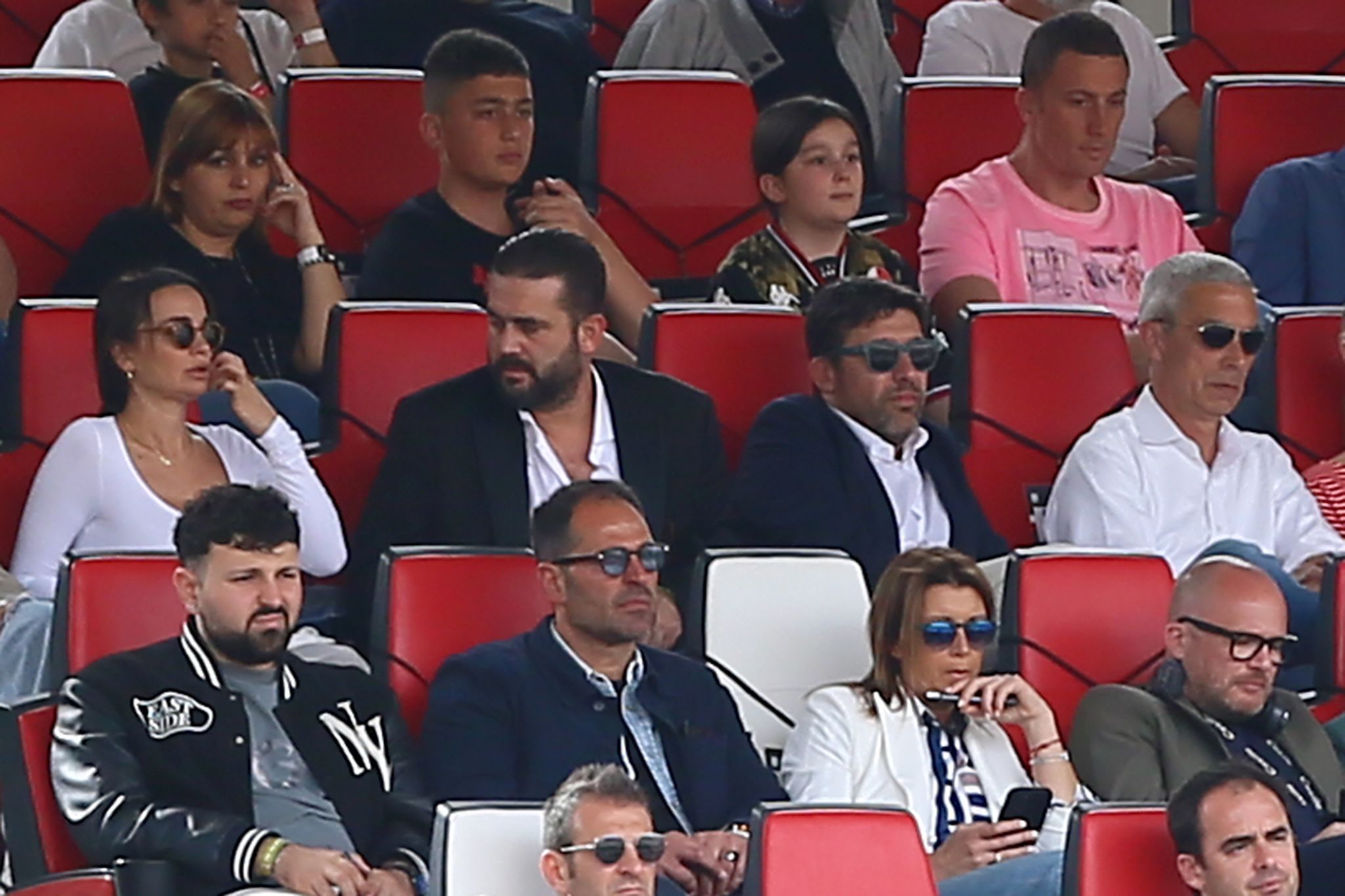 Il silenzio di De Laurentiis nella crisi del Bari: un presidente assente nel momento più buio