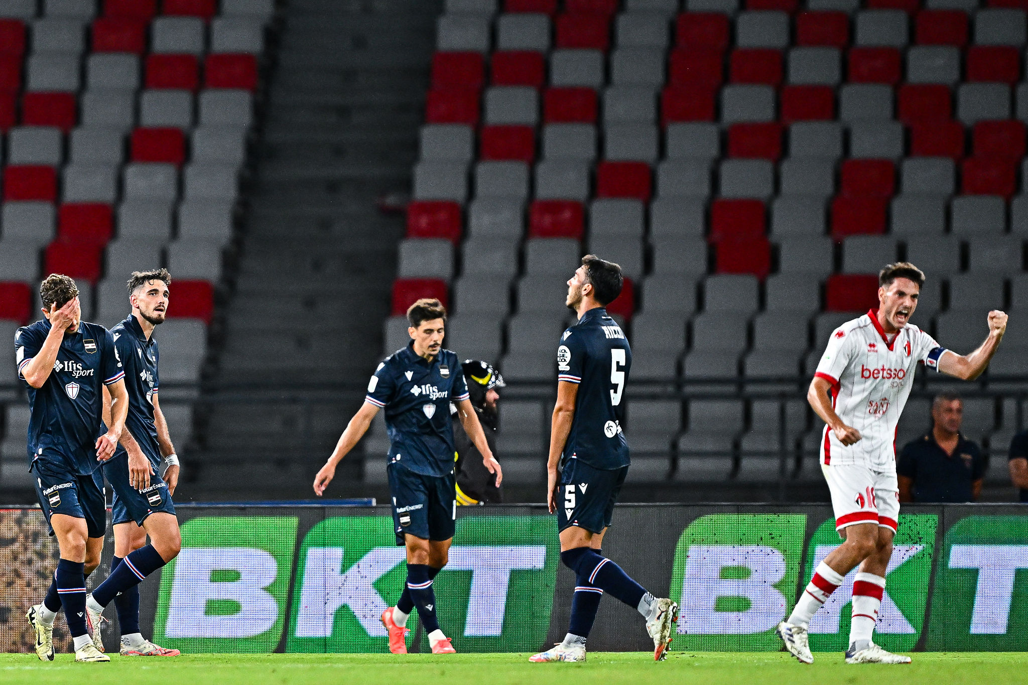 Il Bari non sfonda a Bolzano. Solo 0-0 contro un Südtirol in dieci