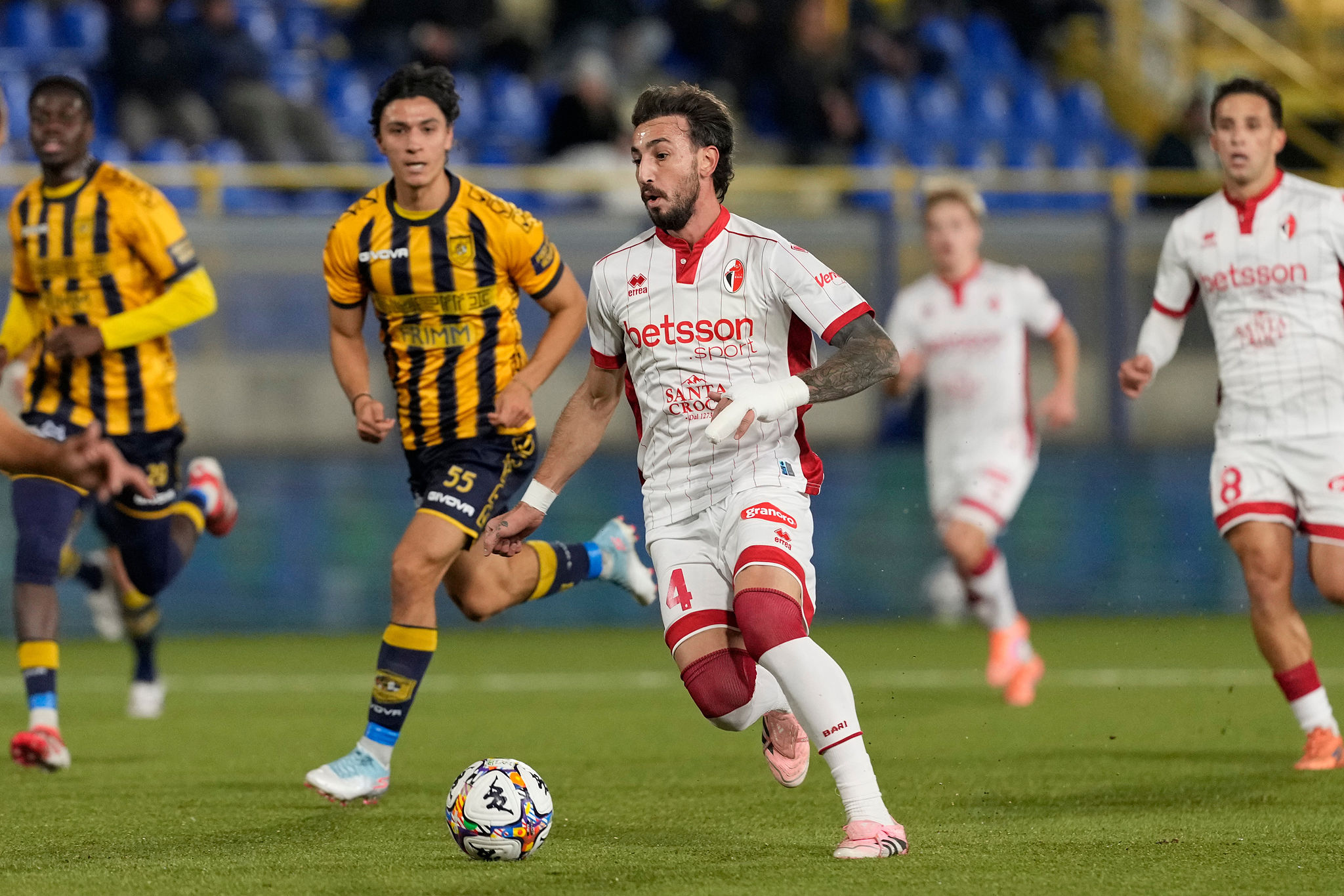 Giudice sportivo: due giocatori del Bari a rischio squalifica