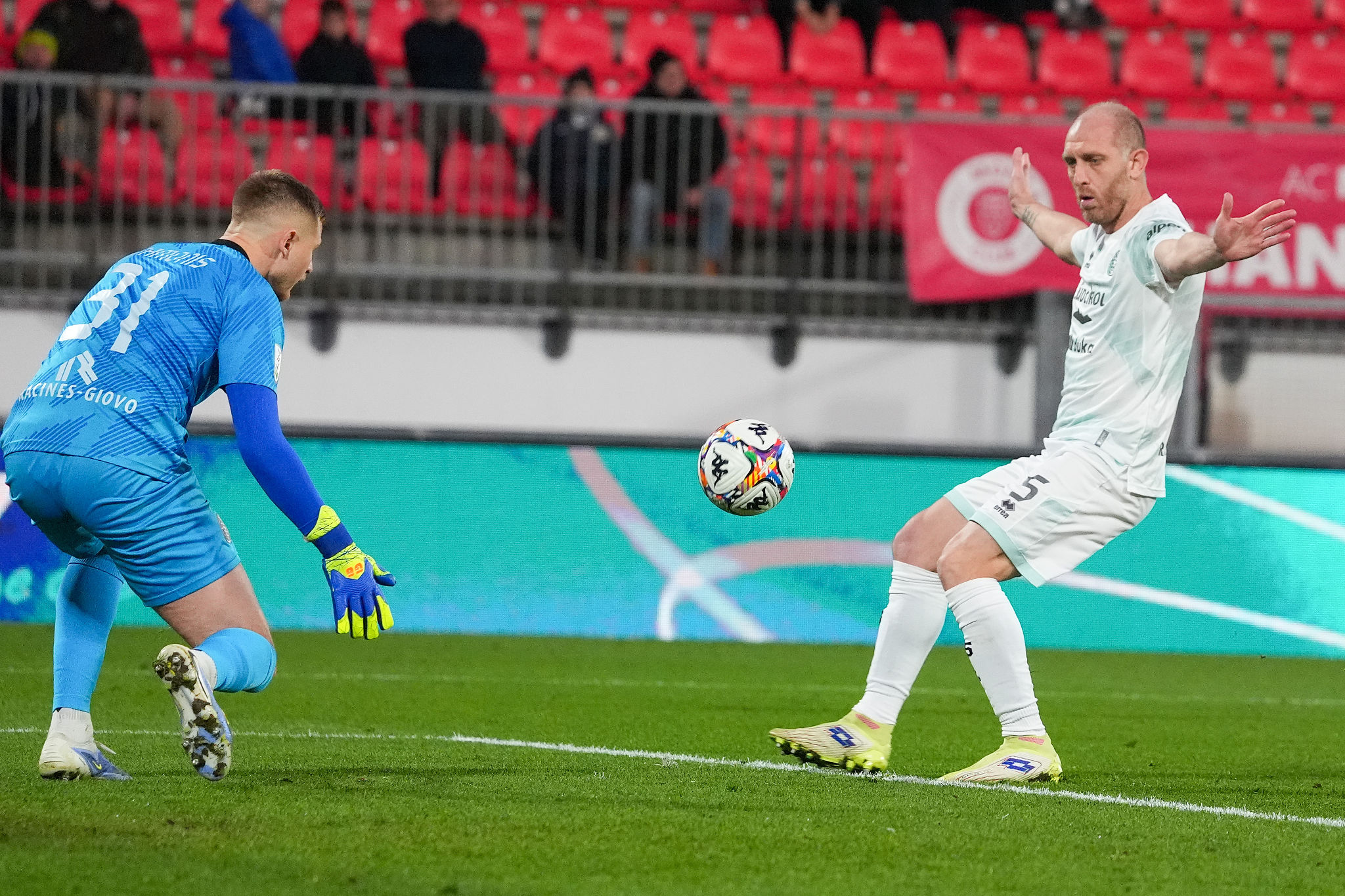 Cori dei tifosi del Bari contro Masiello, assente per la nona volta contro la sua ex squadra